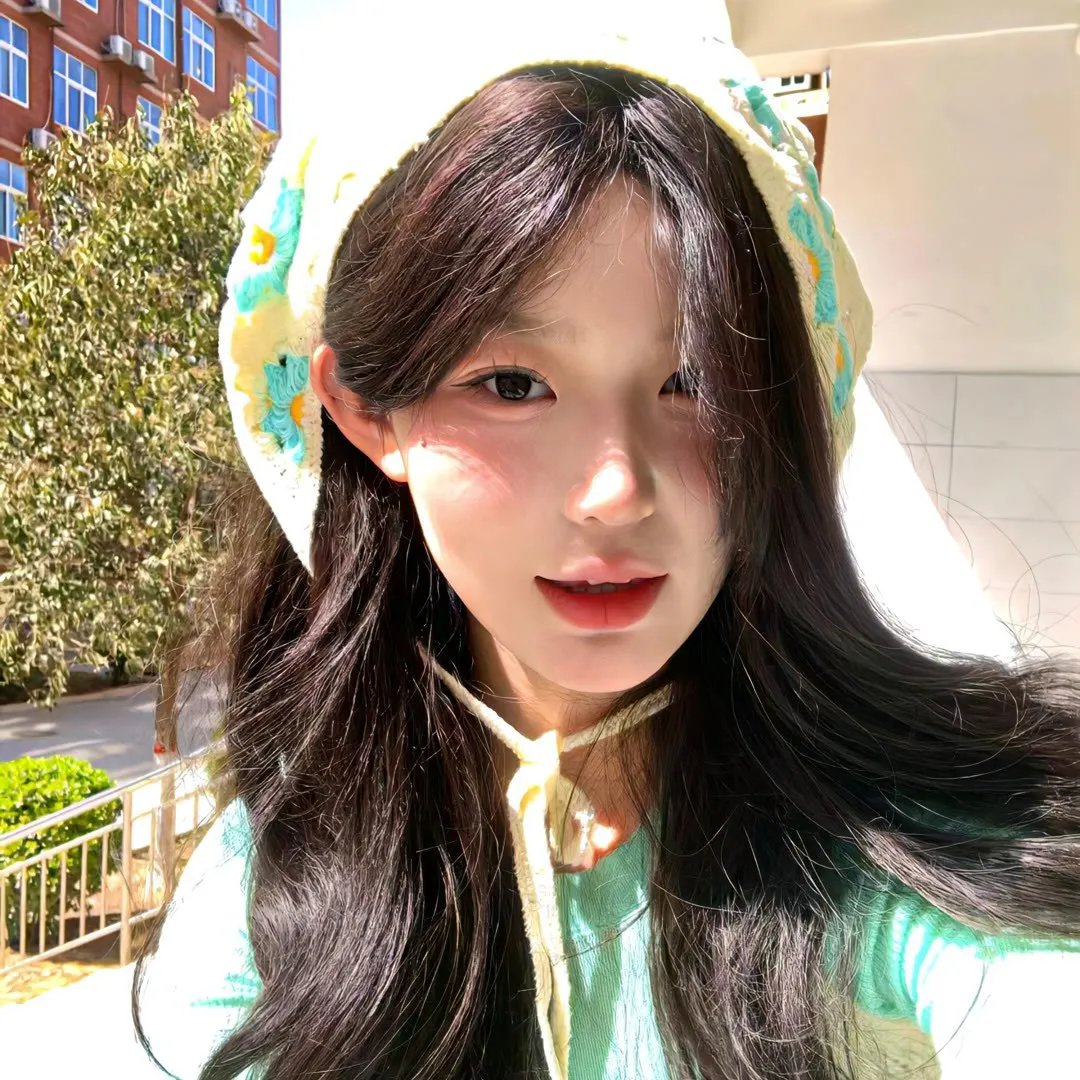 与一位女士合影